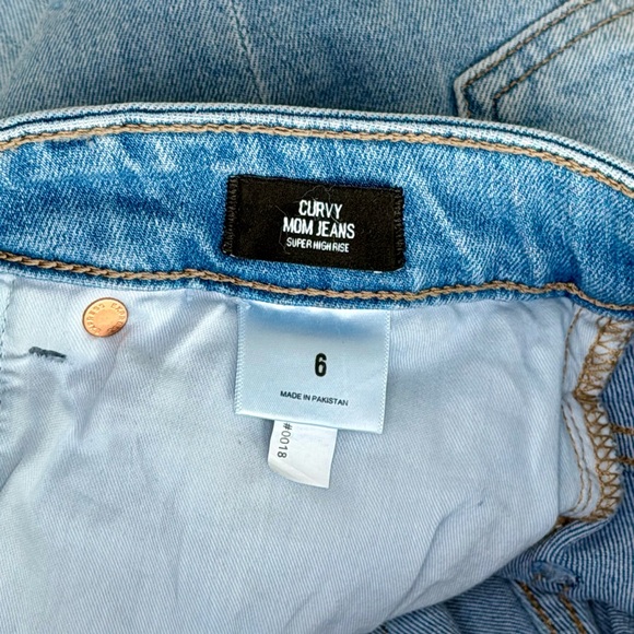 NWT Express Curvy Mom Jeans Super High Rise | 6 | Light Wash - Picture 5 of 5